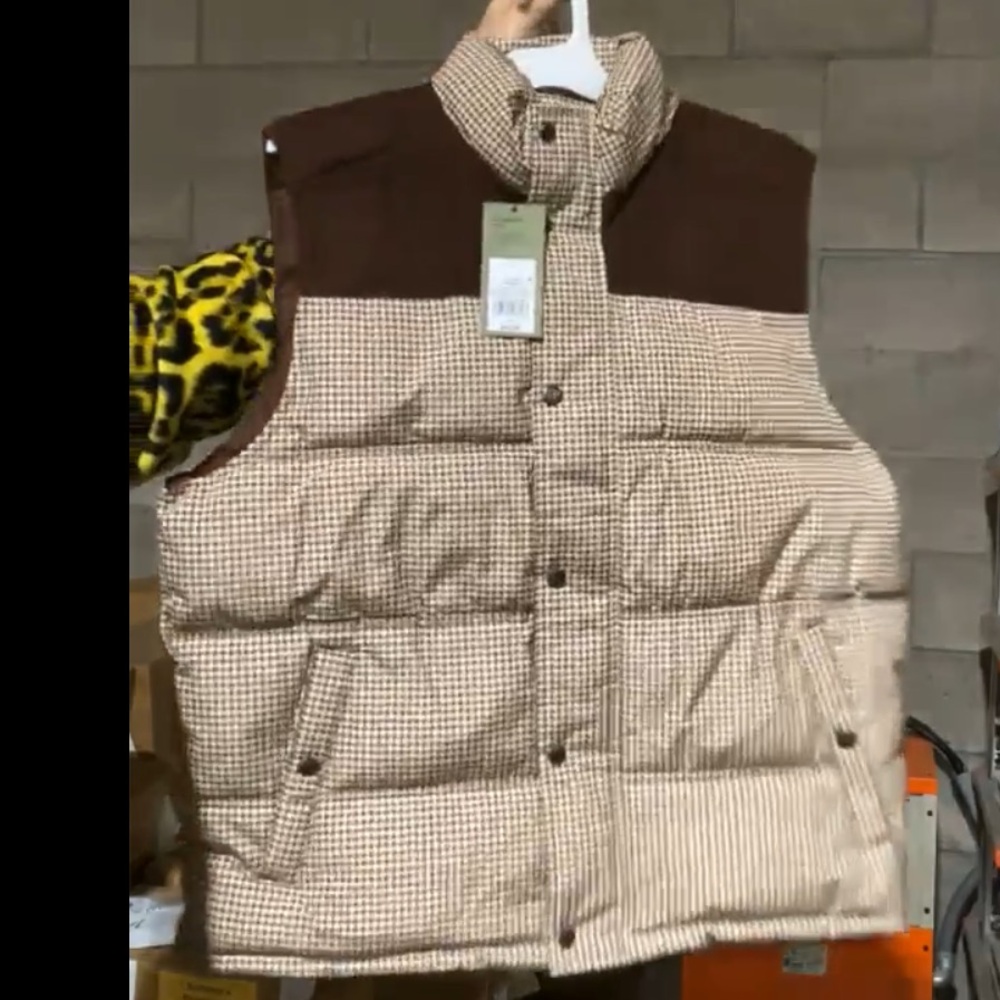 NWT Men’s Brown and Cream Puffer Vest. Thin Comfy Camping Fishing Pockets